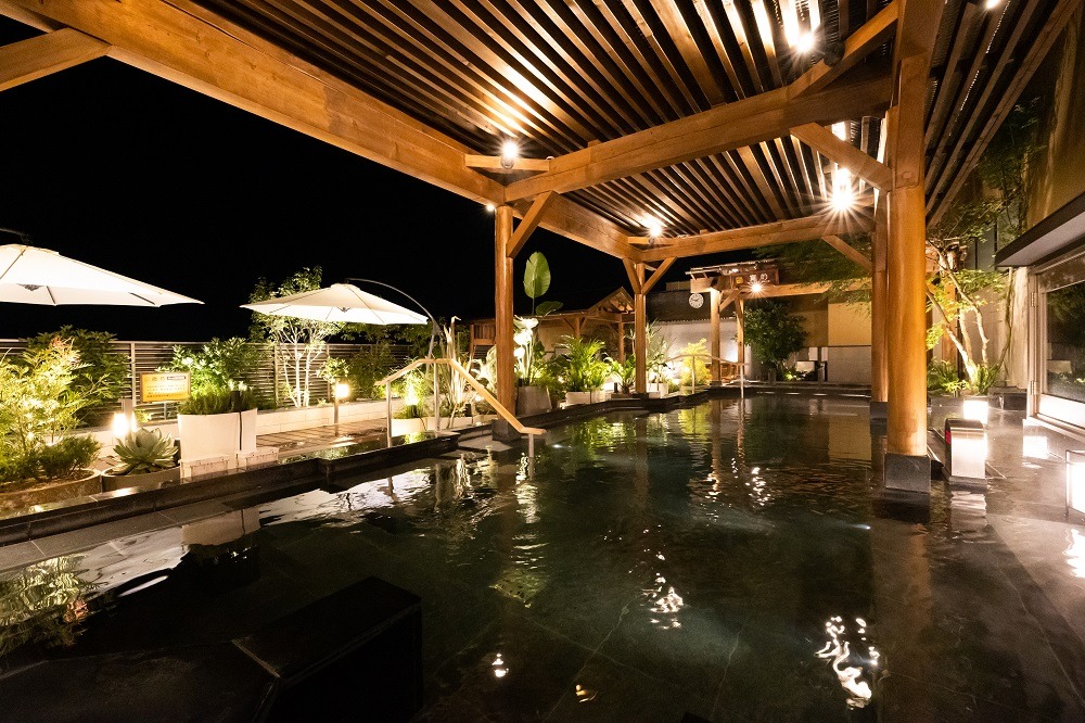 スパジアムジャポンの露天風呂「開的」別アングルから見た広々とした湯船