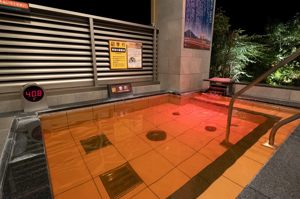 スパジアムジャポンの季節の薬膳湯「季的」季節ごとの薬草を使った露天風呂
