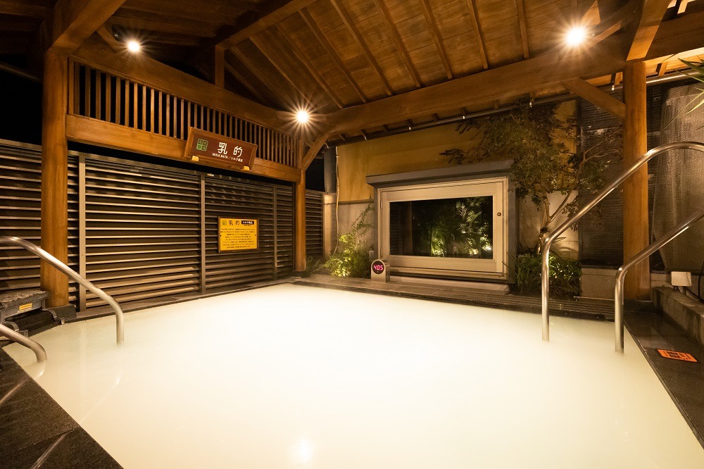 スパジアムジャポンのシルク風呂「乳的」白く濁ったなめらかなお湯が特徴の浴槽