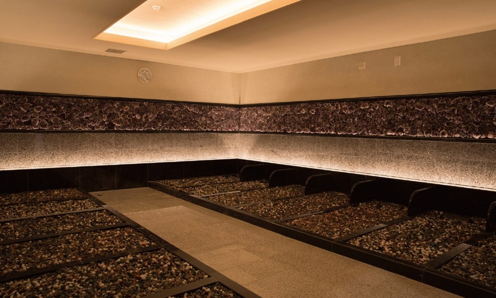 スパジアムジャポンの岩盤浴COLORED FOREST カラフルな照明が幻想的な岩盤浴ルーム