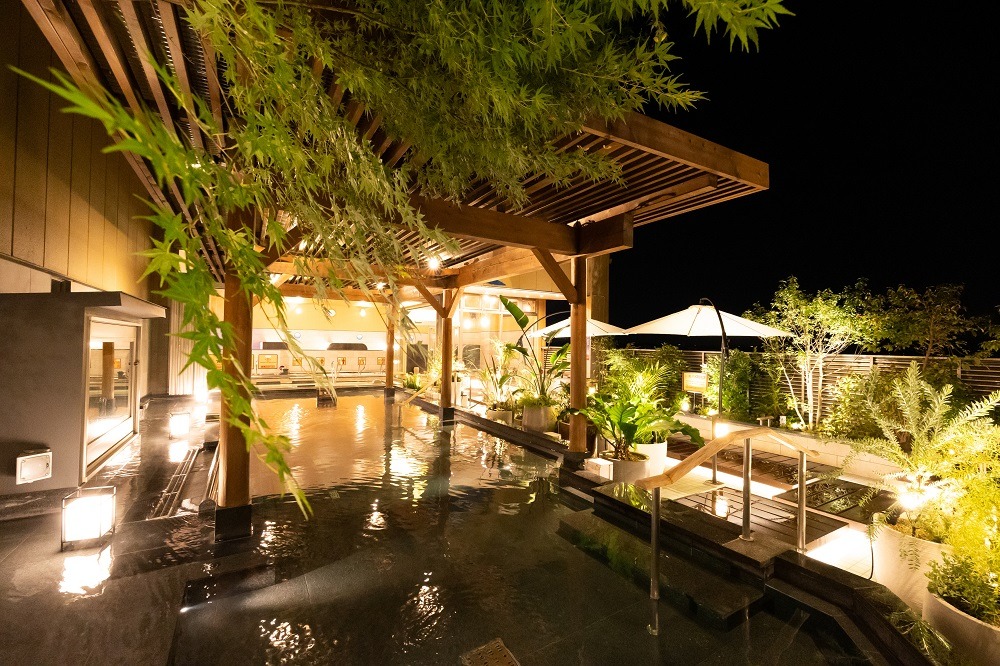 スパジアムジャポンの露天風呂「開的」開放感あふれる屋外の天然温泉