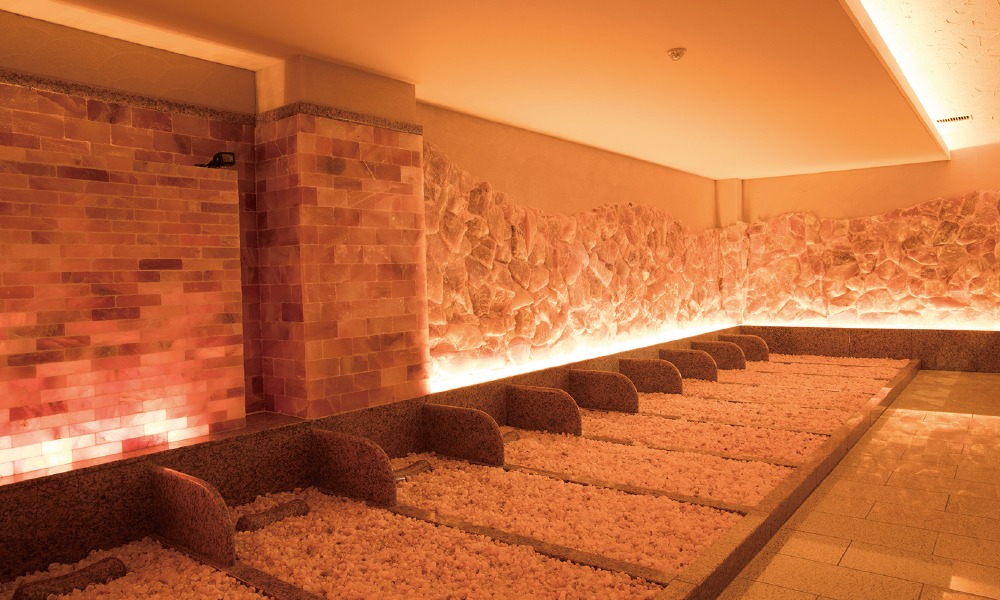 スパジアムジャポンの岩盤浴RED HOT ROOM 赤い照明に包まれた高温の岩盤浴ルーム