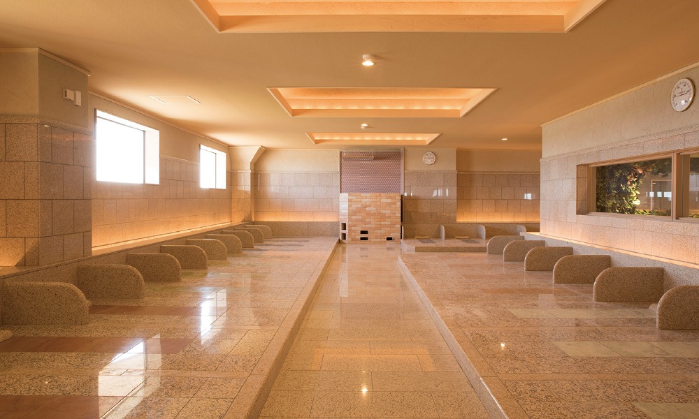 スパジアムジャポンの岩盤浴FOREST TERRACE 別アングルから見たテラス風の岩盤浴スペース