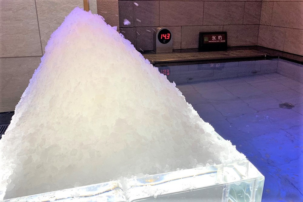 スパジアムジャポンの炭酸水風呂「氷的」と全自動アイスディスペンサー 氷の山が積まれた水風呂エリア