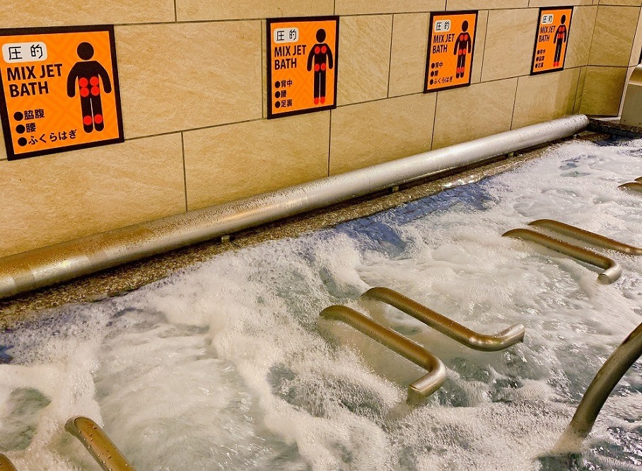 スパジアムジャポンのジェットバス「圧的」水流の噴出口が並ぶ浴槽