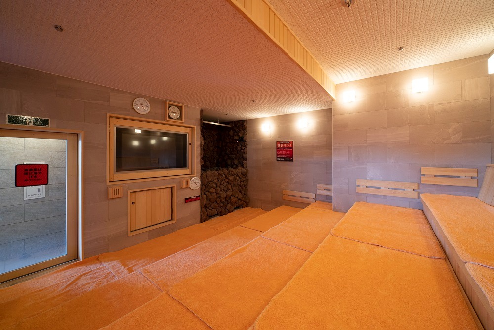 スパジアムジャポンの熱熱ロウリュウサウナ オートロウリュ機能付きの高温サウナ室内