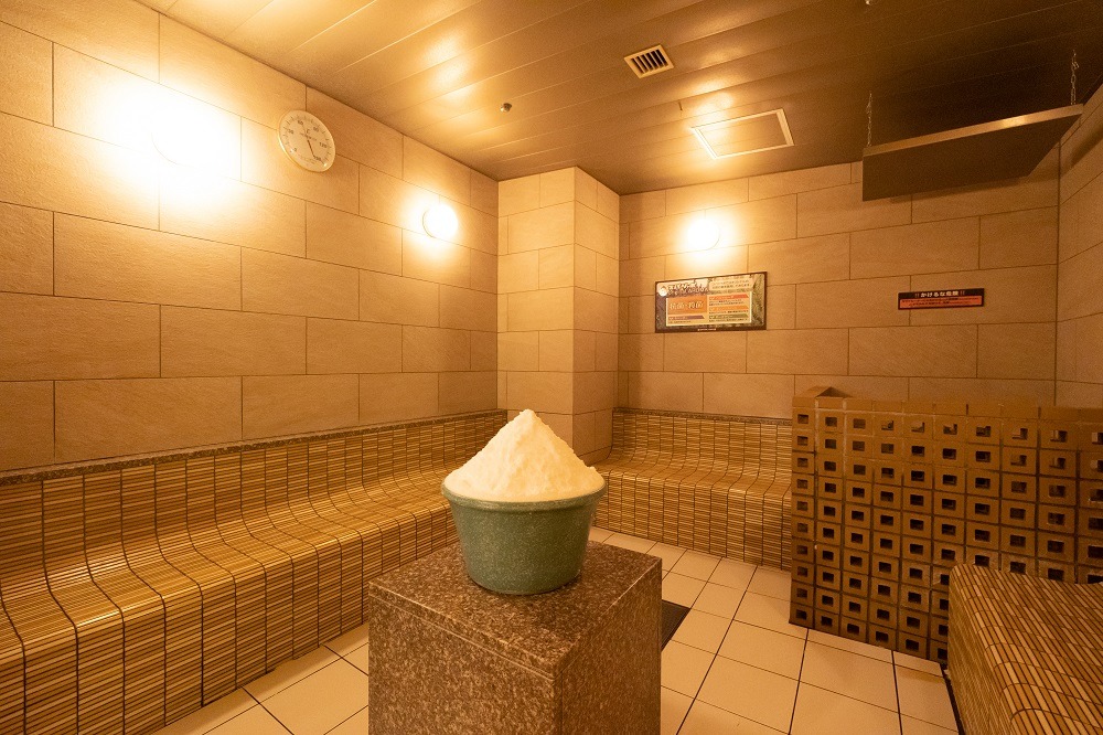 スパジアムジャポンのミネラル塩サウナ「塩的」塩を体に塗って発汗を促すサウナ室