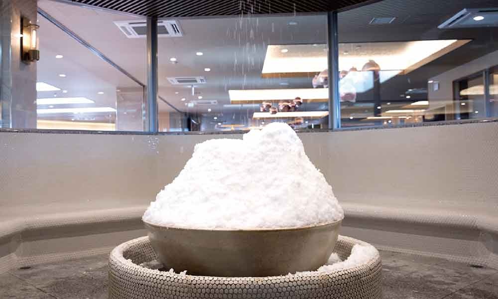 スパジアムジャポンの岩盤浴COLD HOUSE 氷が積まれたクールダウン用の冷却室