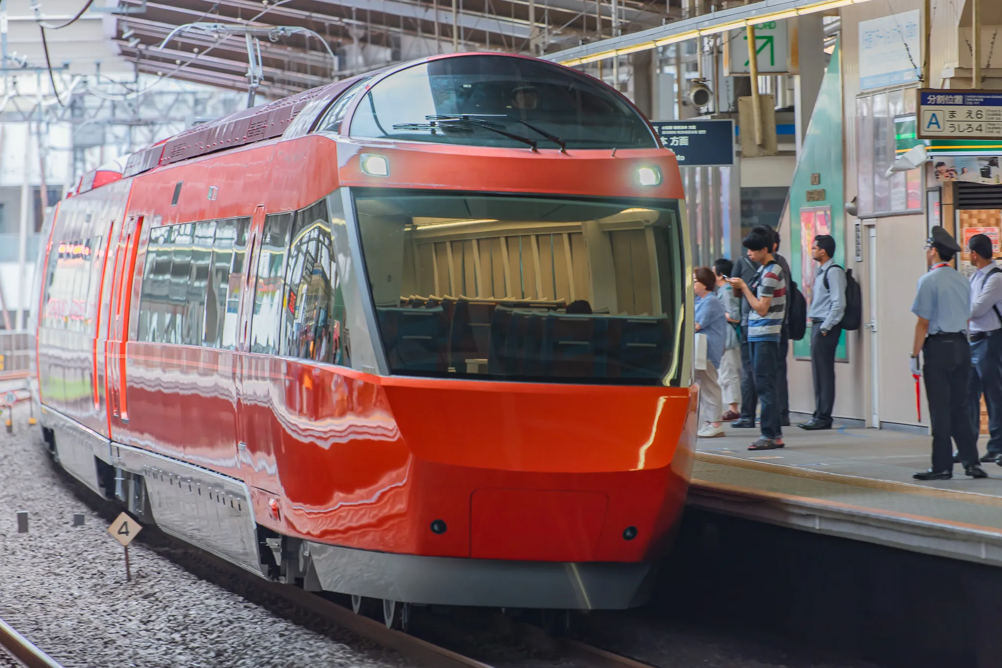 駅ホームに停車する小田急ロマンスカーGSE（70000形）