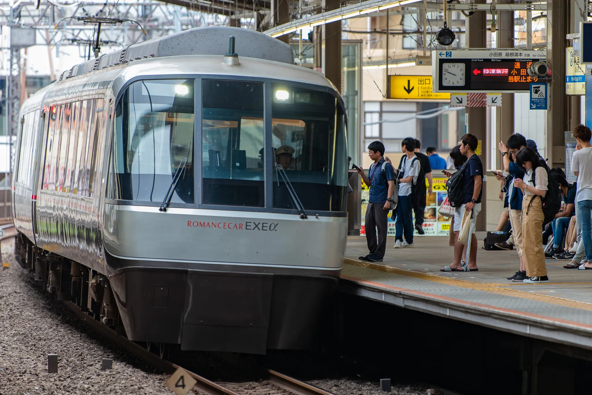 駅ホームに停車する小田急ロマンスカーEXEα（30000形）