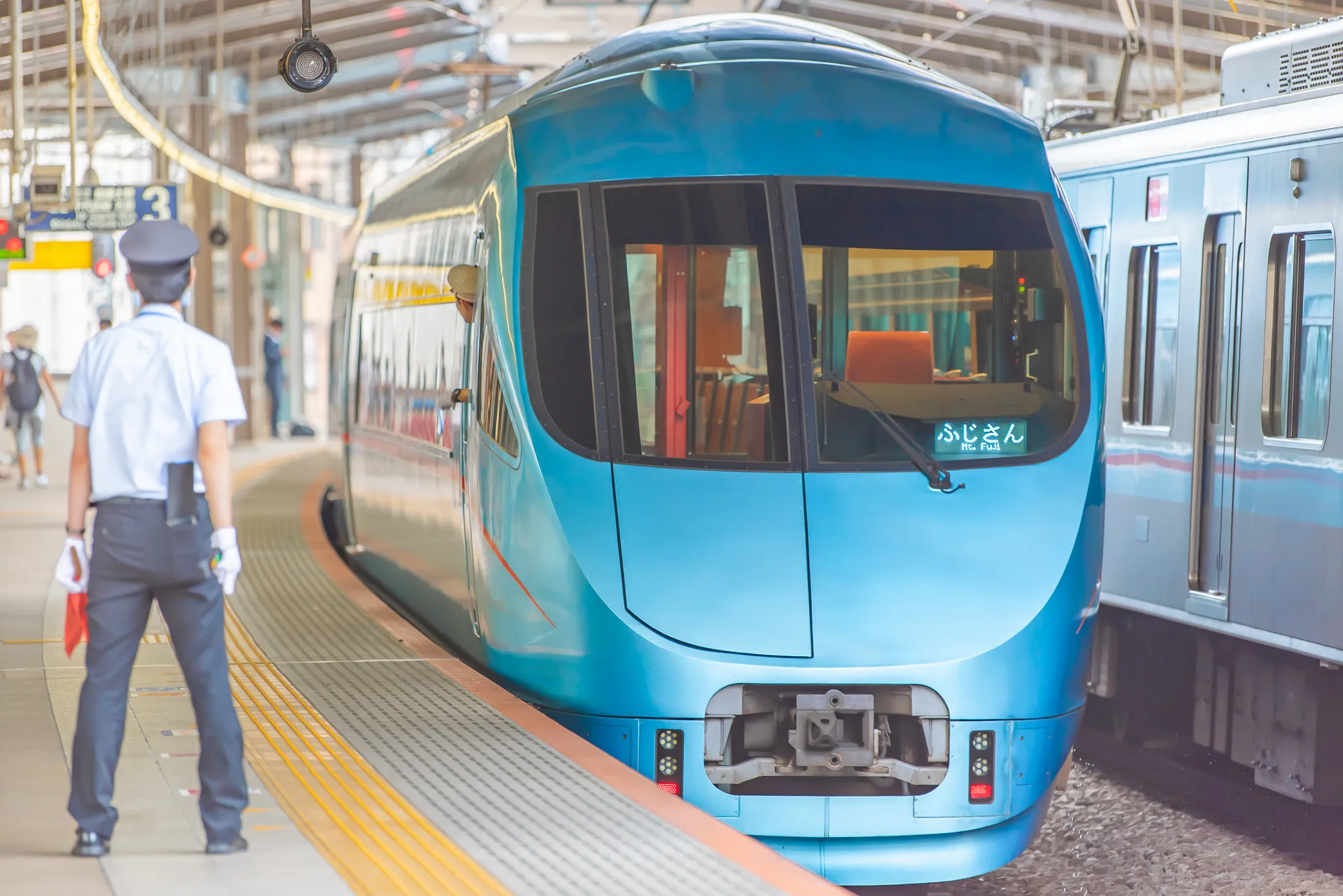 駅ホームに停車する青い小田急ロマンスカーMSE（60000形）