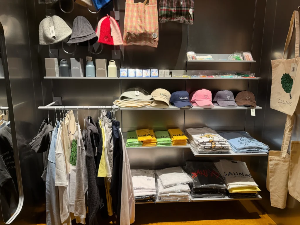 グッズコーナーにある高輪SAUNASのグッズ