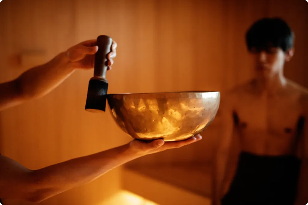 サウナでジンギングボウルの音を聞いている様子