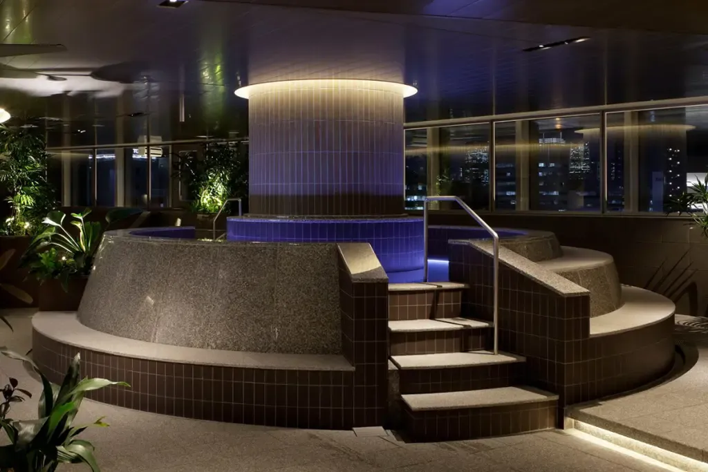 階段があり、その奥に水風呂がある