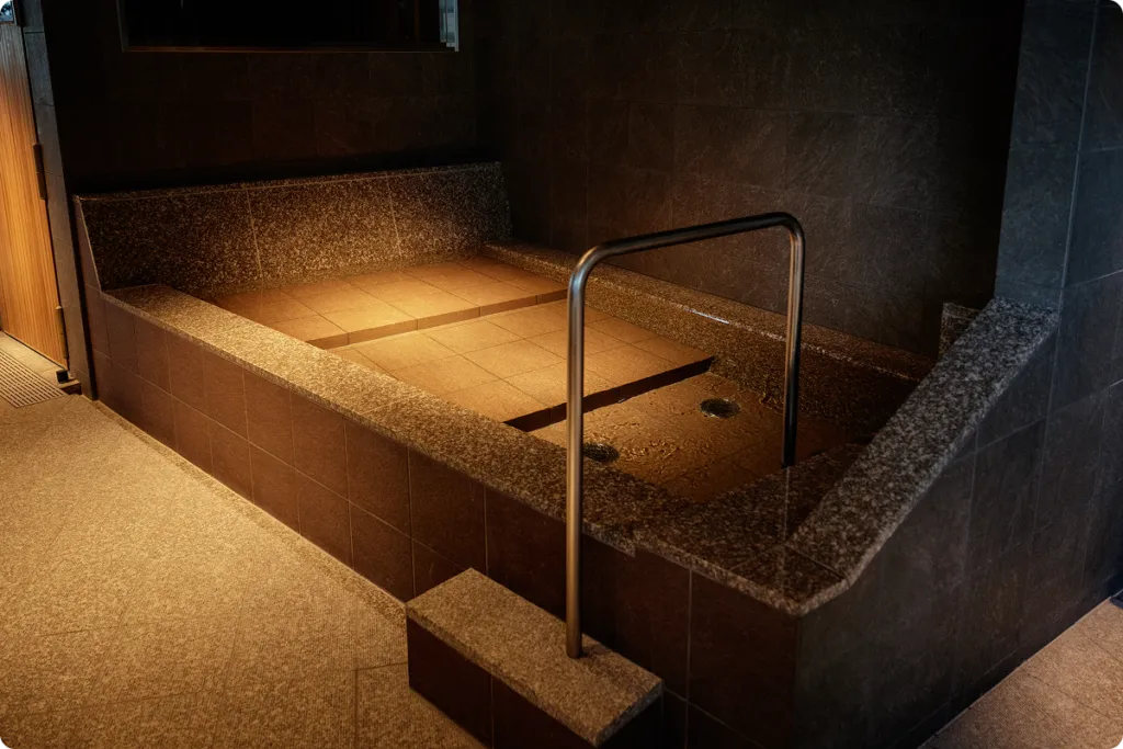 男性サウナの湯船