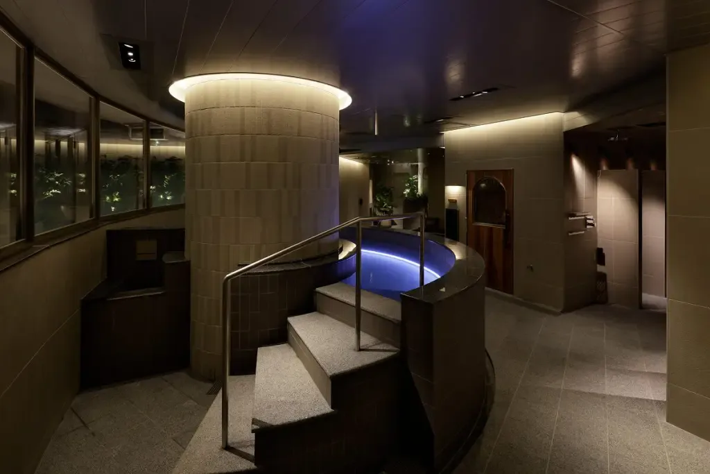 らせん状の階段があり水風呂に繋がっている