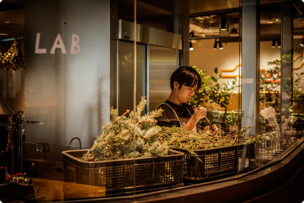 アロマラボで香りの研究をしている人