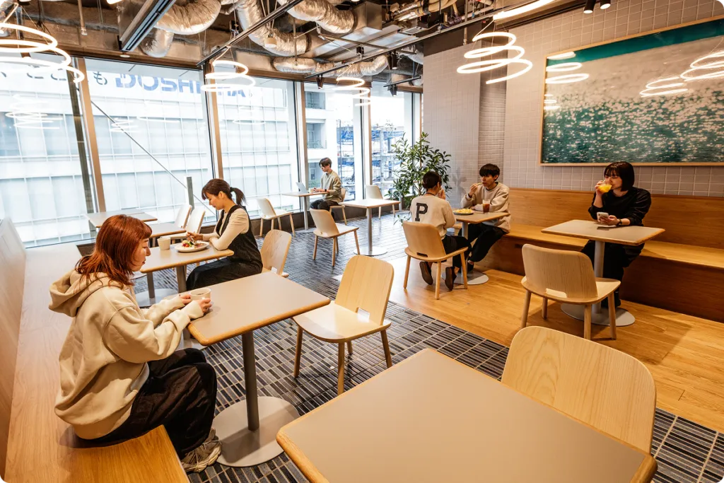 ＝CAFEで食事や飲み物を楽しむ人たち