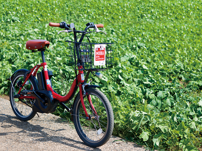 みうらレンタサイクルの赤い電動アシスト自転車(MIURAロゴ付きカゴ)