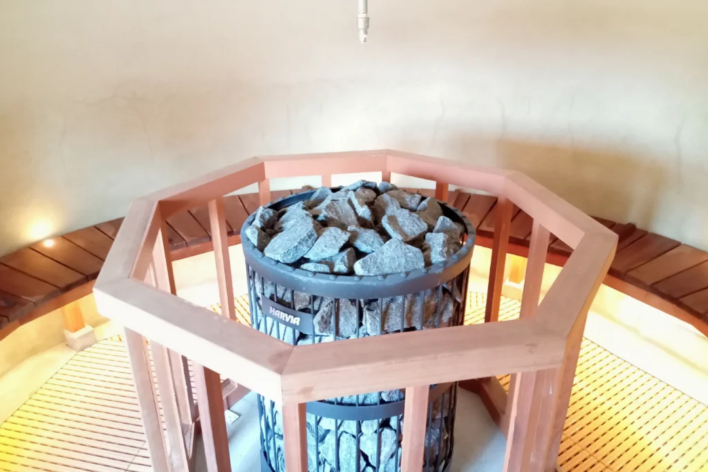 湯花楽 厚木店のフィンランド式サウナ室の様子。HARVIAのサウナのマシーンが映っている