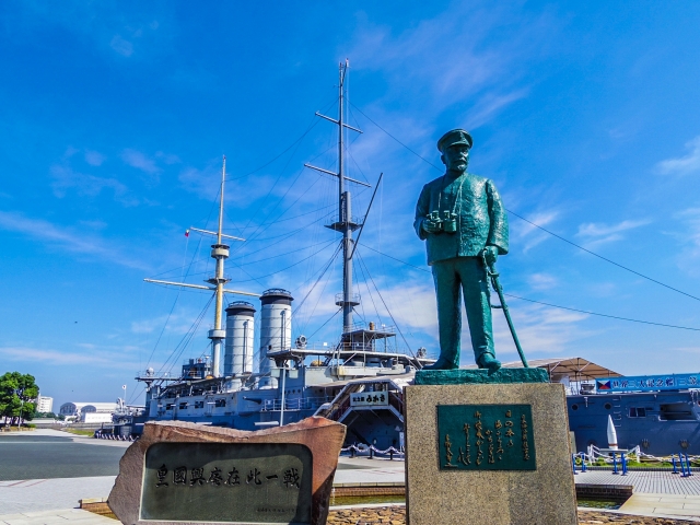 三笠公園の東郷平八郎像と記念艦三笠|青空の下の銅像と軍艦
