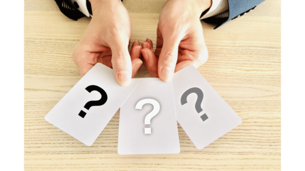 「?」が描かれた3つのカード、左から黒、白、グレーの3色で描かれている