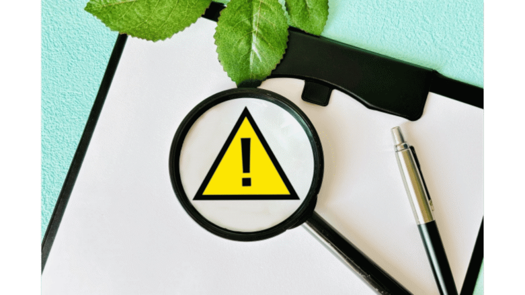 虫眼鏡と注意マーク