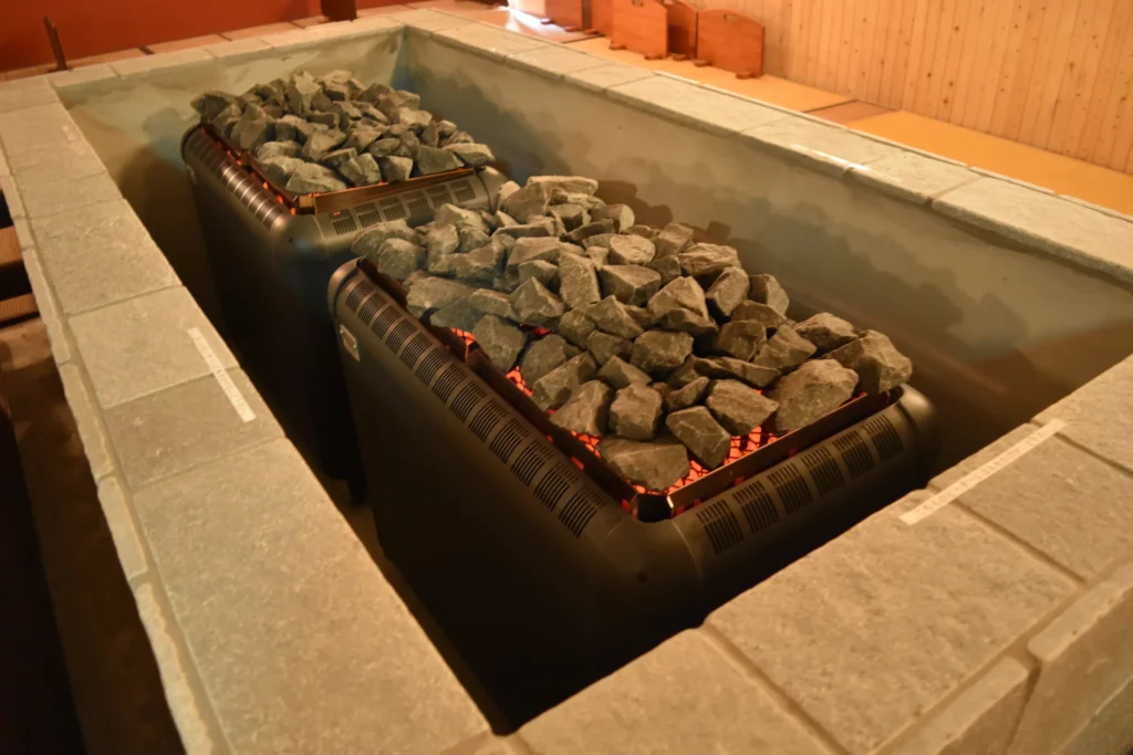 湯花楽 厚木店の麦飯石のサウナの写真