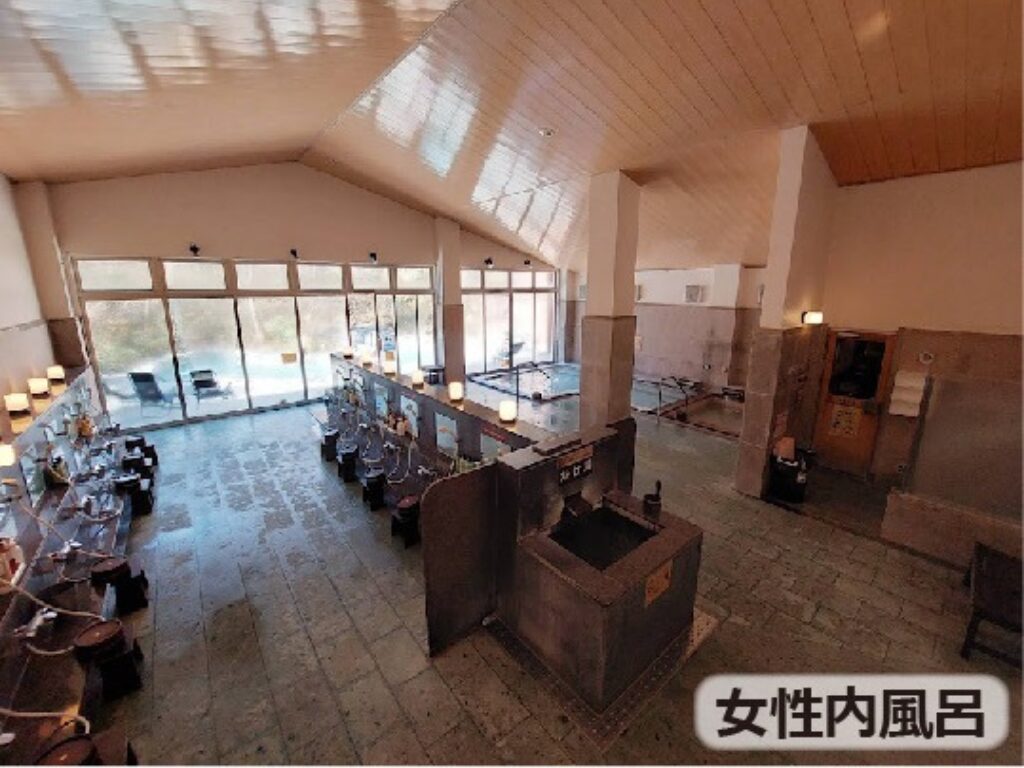 おんりーゆー女性内風呂屋内大浴場を俯瞰して全体を映した写真