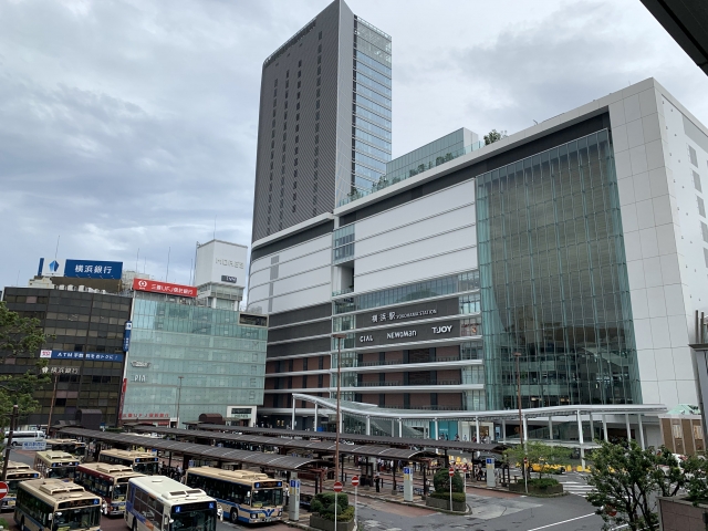 横浜駅西口の都市風景|横浜銀行ビルや商業施設・バスが見える駅前広場