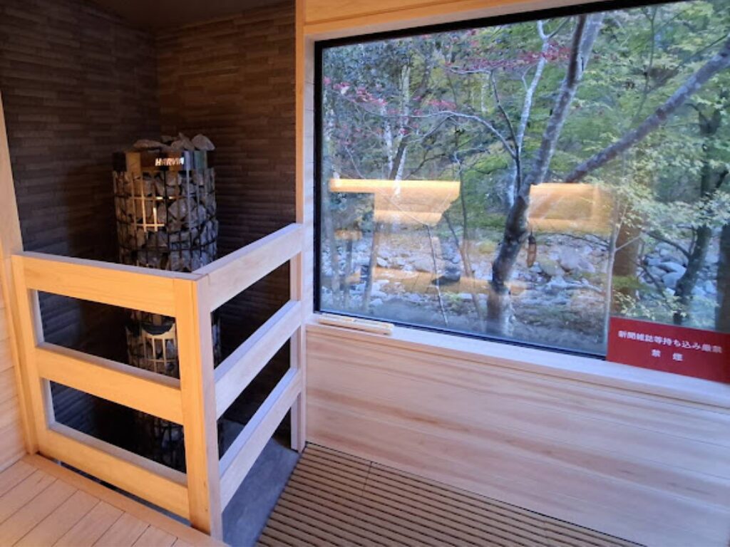 おんりーゆー新サウナ「RUSKA SAUNA（ルスカ サウナ)」（男性露天風呂）のサウナ室内の写真