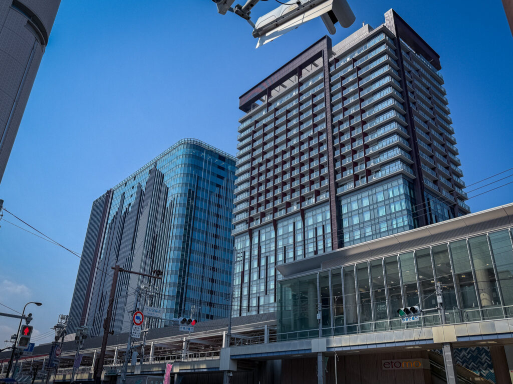 大井町トラックス ビジネスタワーとホテル＆レジデンスタワーの外観