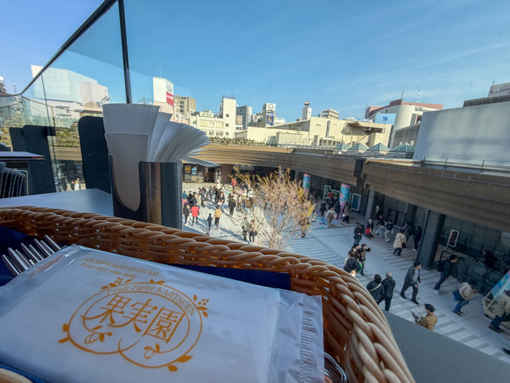 大井町トラックス 果実園リーベルのテラス席から見下ろした広場の眺め