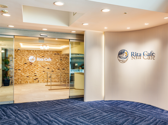 Rita Cafeの外観|白い建物に「Rita Cafe」の看板