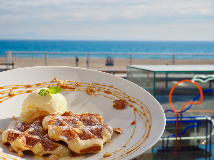 BAYSIDE SHARE三浦海岸のワッフルプレート(テラス席から望む青い海)
