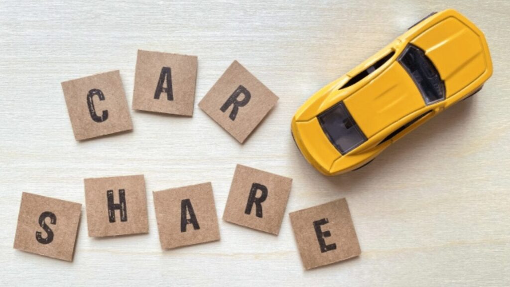 CARSHAREと書かれたカードと黄色いミニカーのイメージ写真