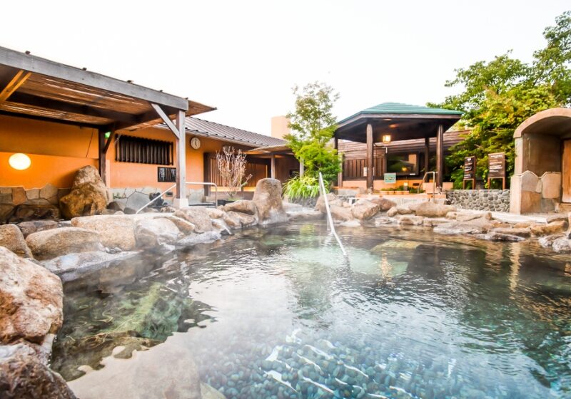 湯花楽 厚木店の源泉露天風呂の様子