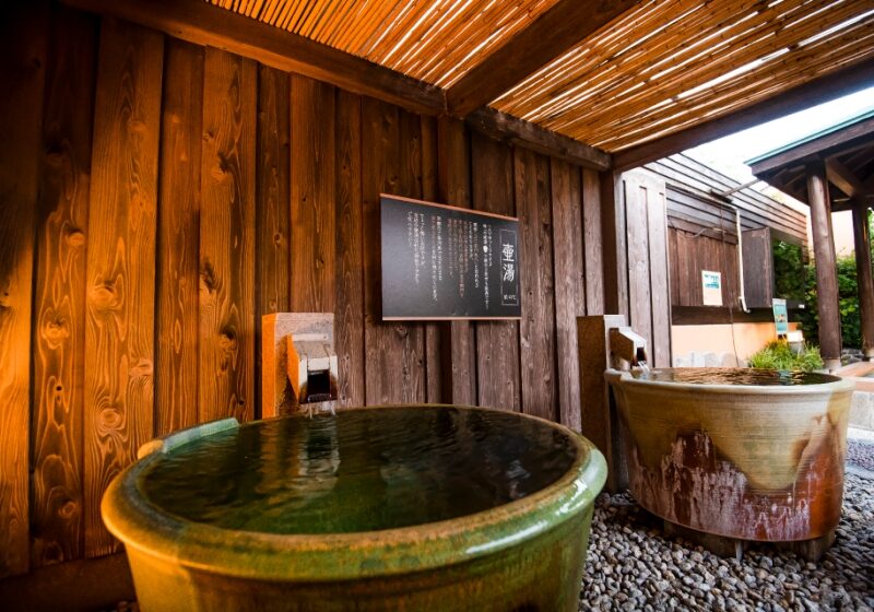 湯花楽 厚木店の源泉露天風呂にある壺湯が2つ