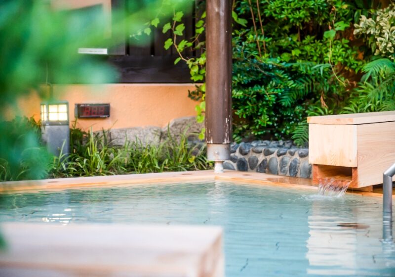 湯花楽 厚木店の源泉露天風呂の日中の写真