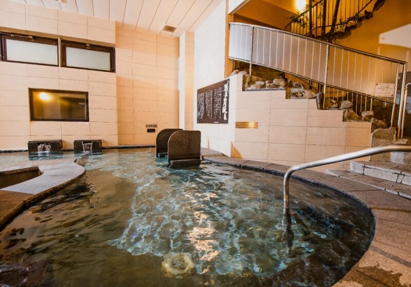 湯花楽 厚木店の屋内風呂の写真、内湯が映っている