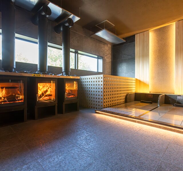 キングアンドクイーンの岩盤浴「IRORI 炎」薪ストーブと囲炉裏の内観
