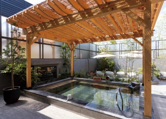 キングアンドクイーンの露天エリアにある天然温泉(週替わり湯)