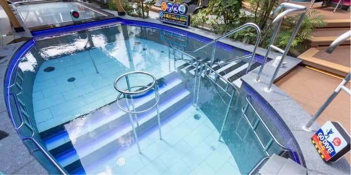 キングアンドクイーンの遊水風呂(水深2m・飛び込みOK)の外観