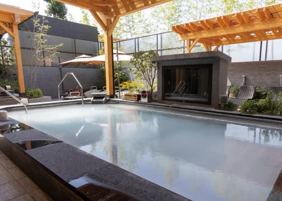 キングアンドクイーンの露天エリアにある微細気泡のシルク風呂