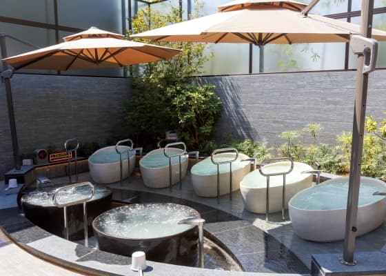 キングアンドクイーンの露天エリアにある1人用プライベート風呂(壺湯)