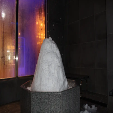 キングアンドクイーンのクールダウンルーム「雪(スノー)」天井から雪が舞い散る空間