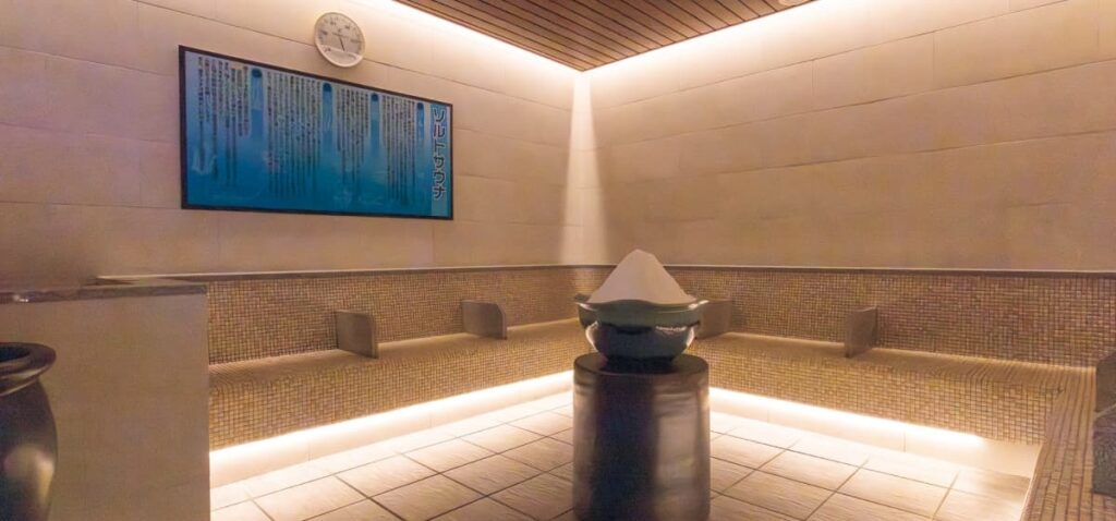 キングアンドクイーンの塩サウナの内観