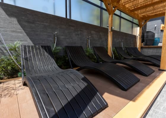キングアンドクイーンの露天エリアに設置されたととのいスペース・休憩椅子