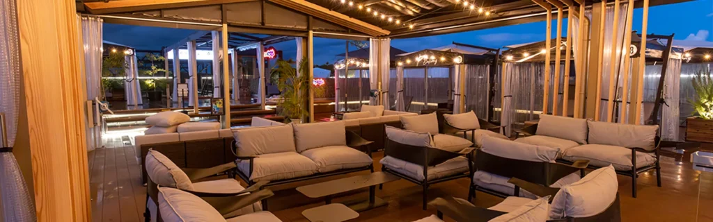 キングアンドクイーンの3階屋上バルコニー・岩盤浴エリアの全景