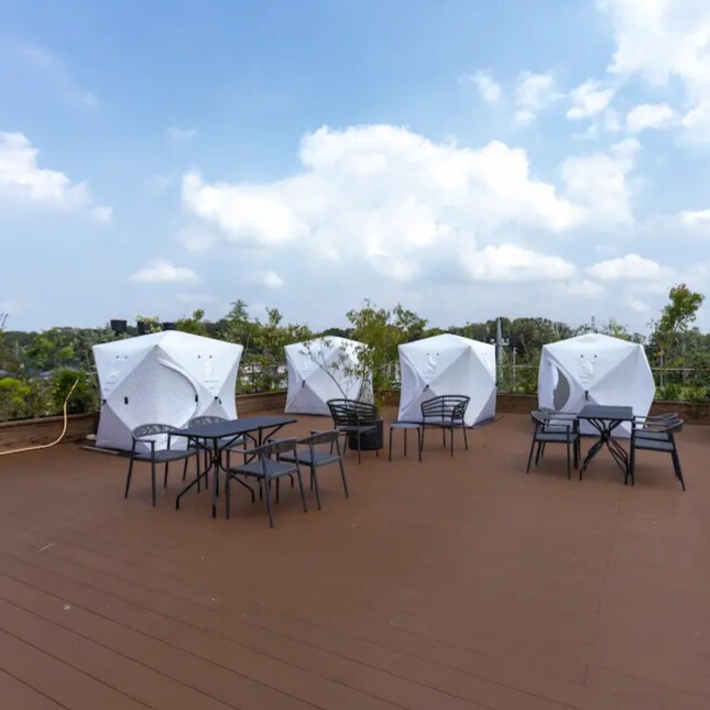 キングアンドクイーンの屋上Sky Highに設置されたテントサウナ